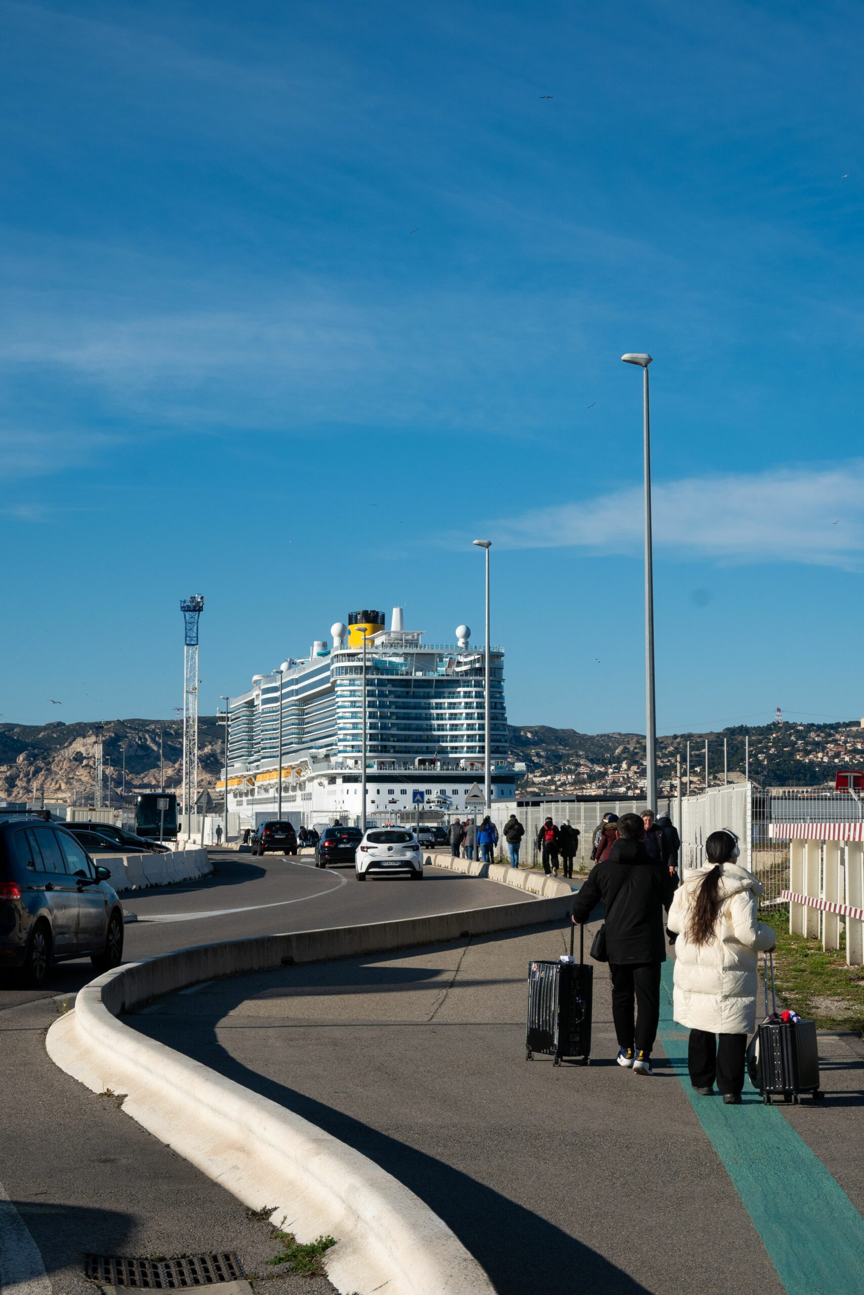 Ligne verte à suivre dans le port de Marseille pour rejoindre les terminaux croisières