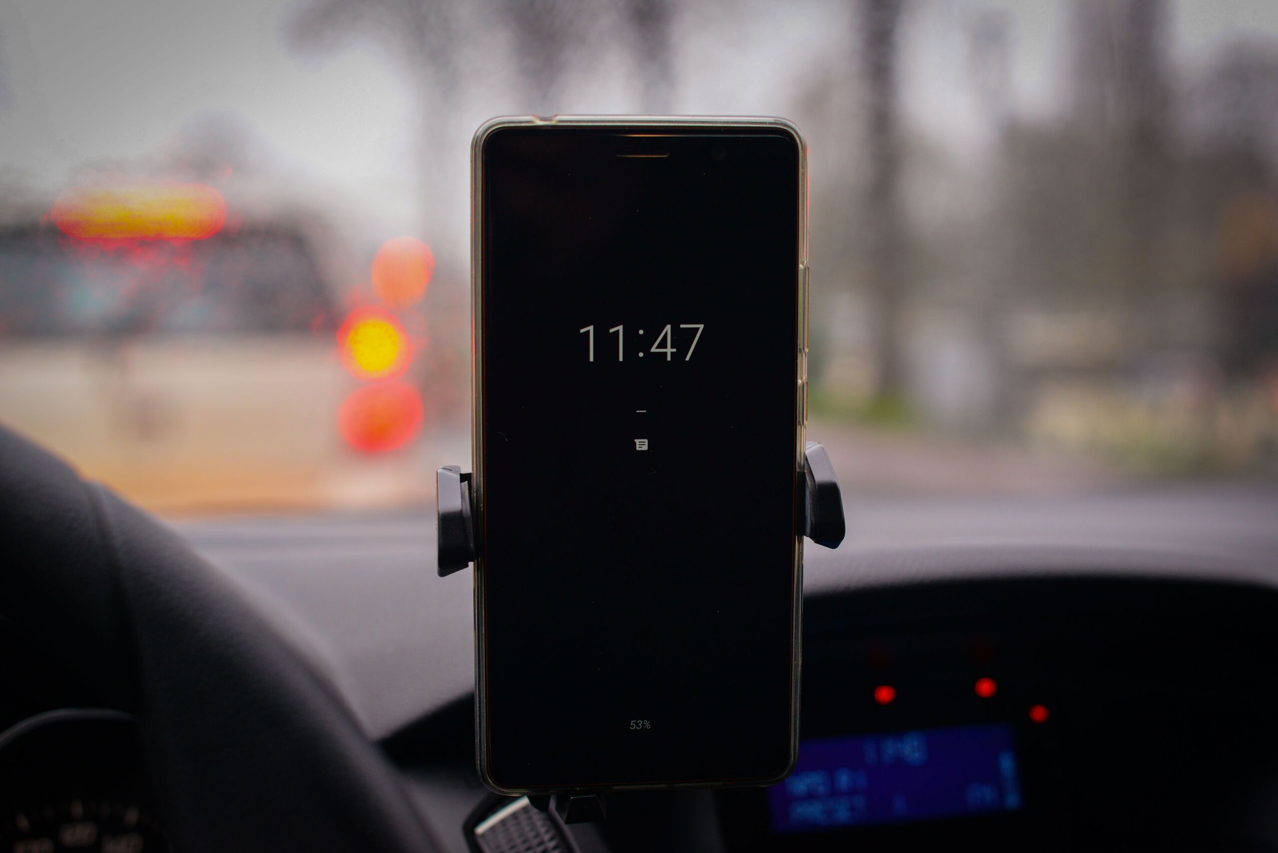 Téléphone affichant l'heure pendant un trajet de retour en escale