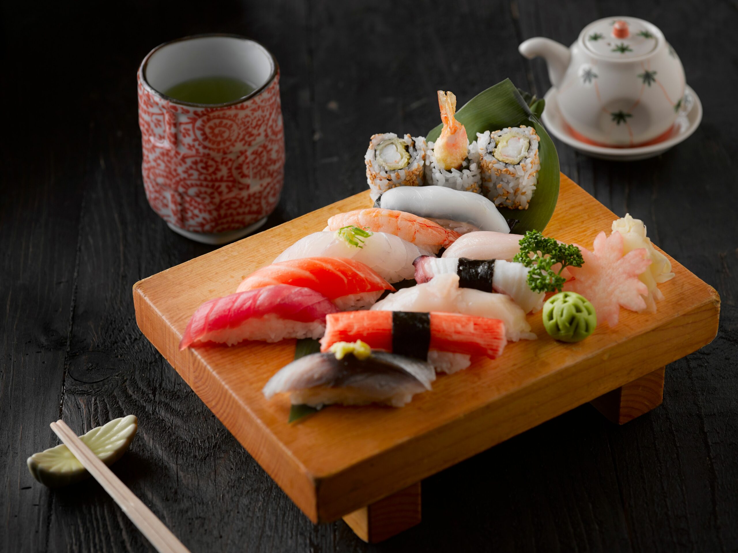 Assortiment de sushis et nigiris japonais