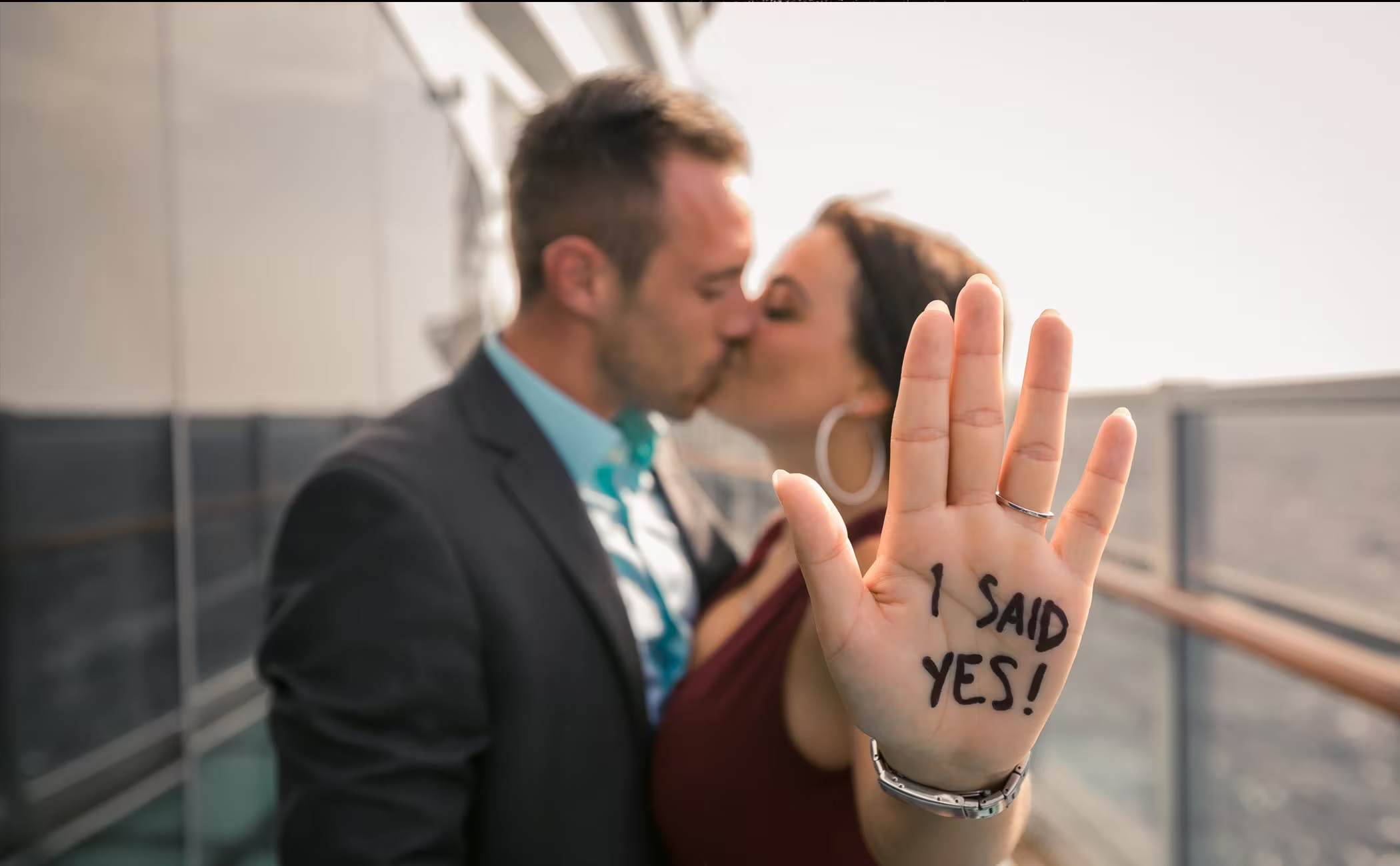 Couple célébrant une demande en mariage à bord d'un navire