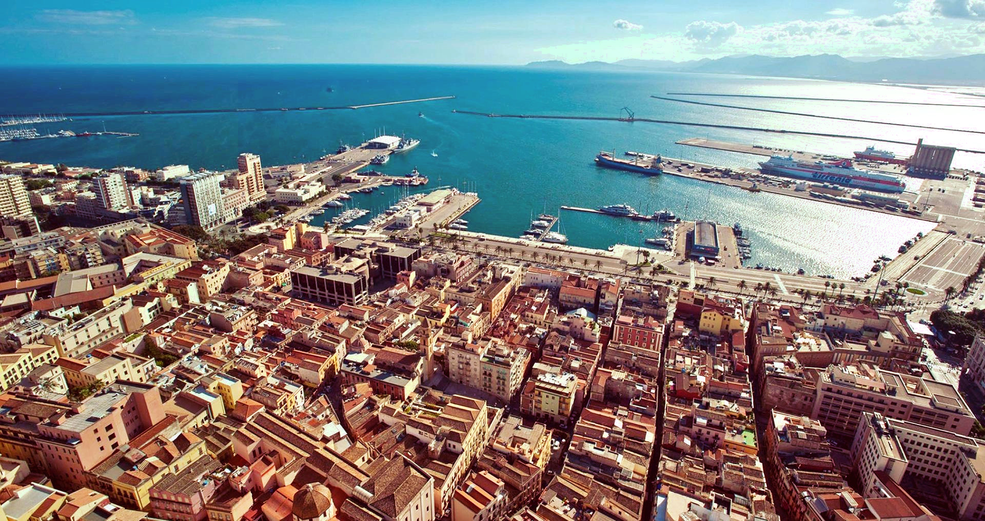 Vue de Cagliari et de son port en Sardaigne