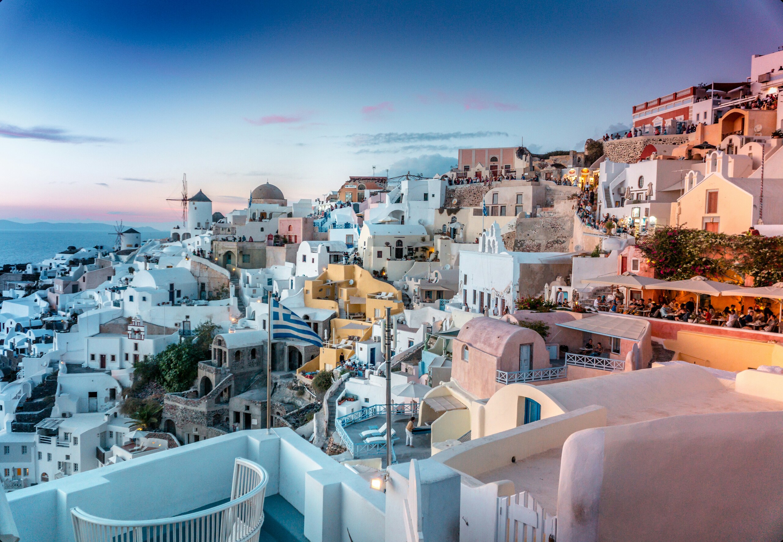 Santorin et ses maisons blanches dominant la mer Égée