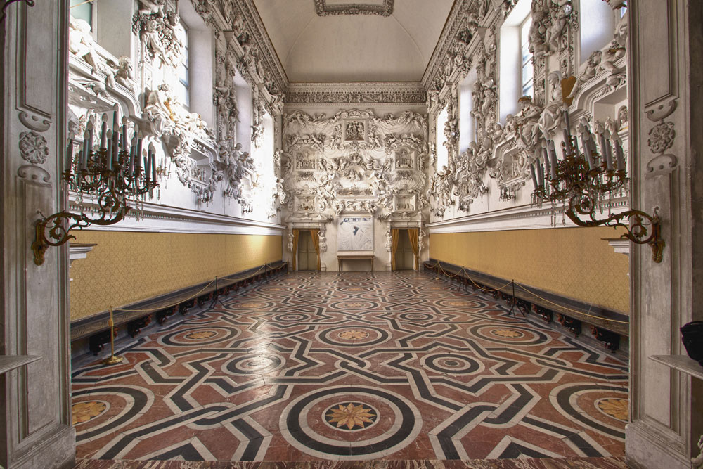 Intérieur en stucs blancs de l'Oratoire de Santa Cita à Palerme