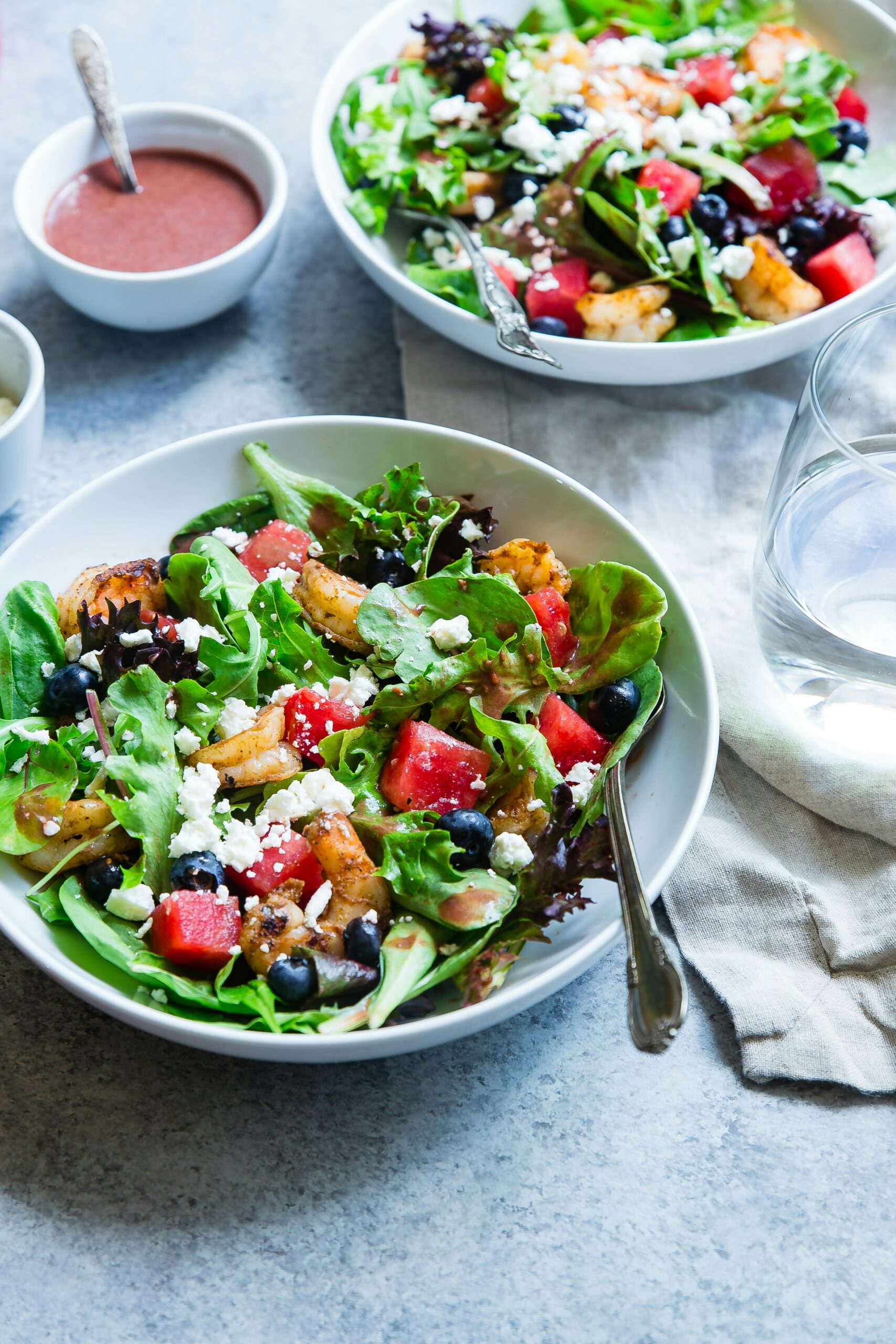 Salade grecque servie pendant une escale à Santorin
