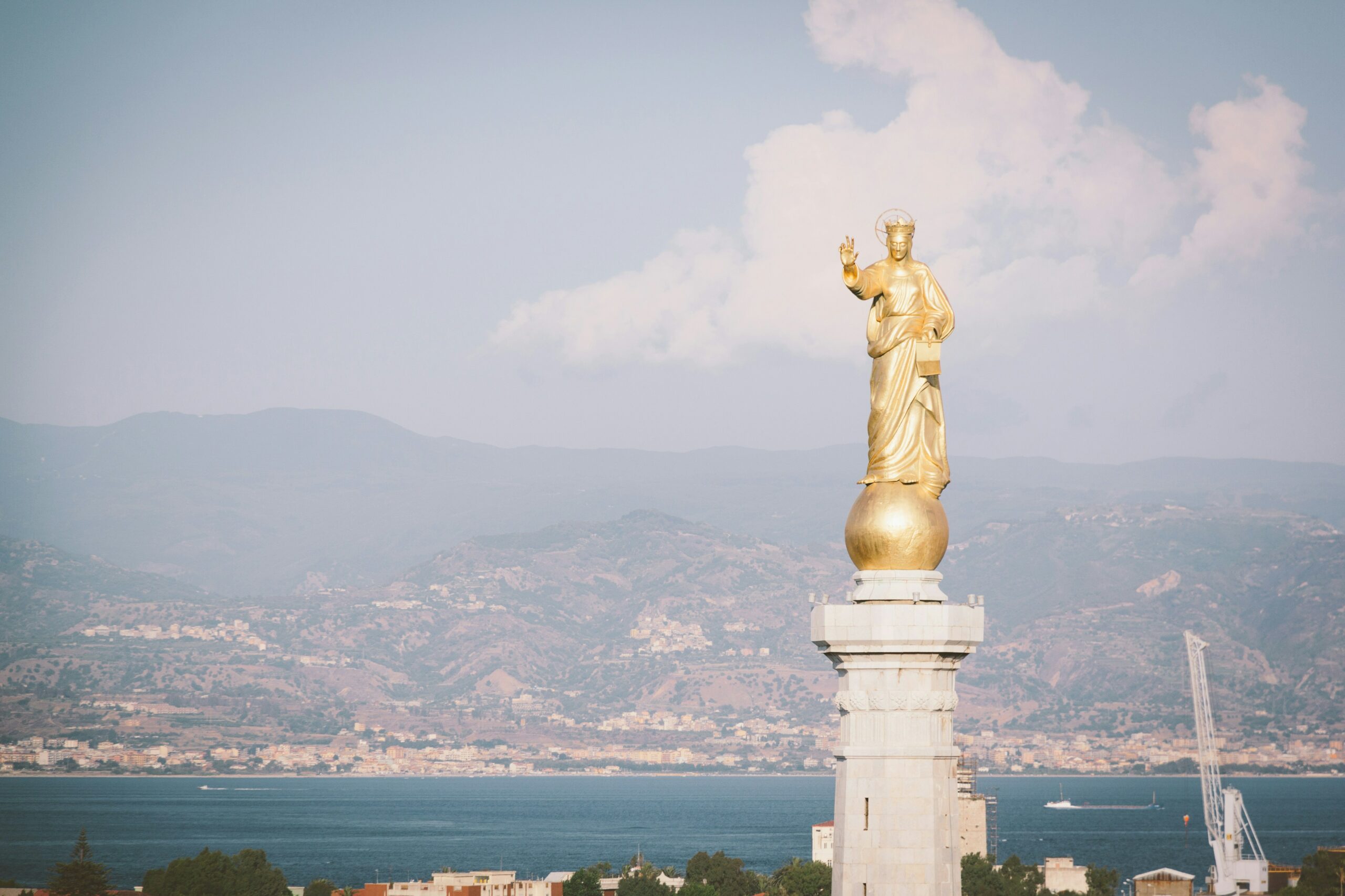 Madonnina del Porto à l'entrée du port de Messine