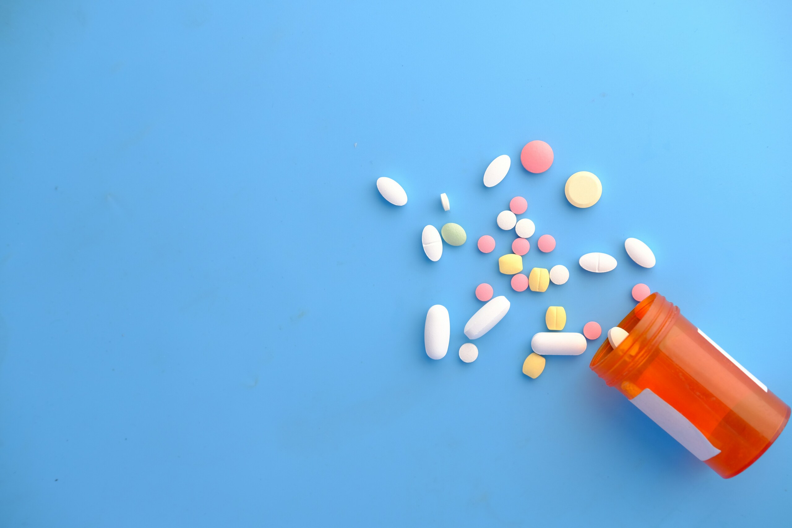 Médicaments et pilules sur fond bleu