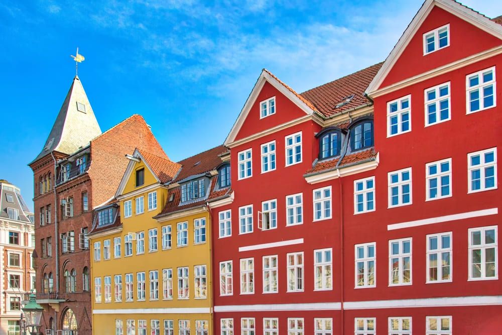 Façades colorées et bateaux le long de Nyhavn à Copenhague