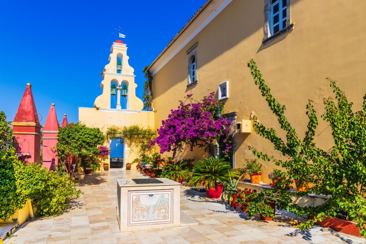 Monastère de Paleokastritsa à Corfou avec bougainvilliers