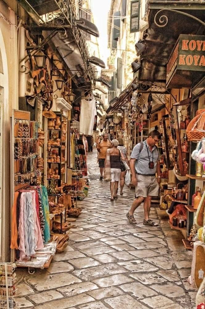 Ruelle pavée et commerçante dans la vieille ville de Corfou