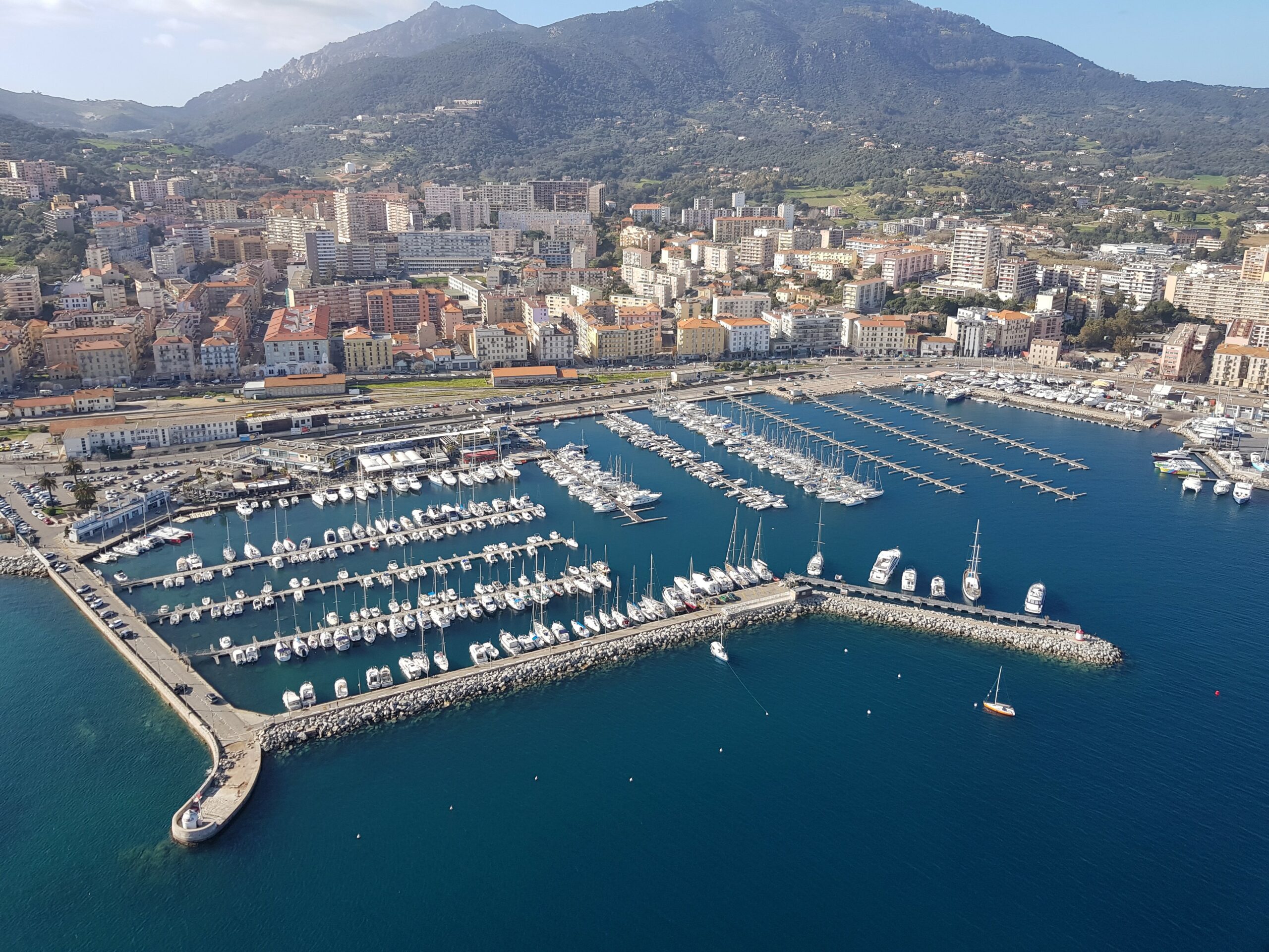 Vue aérienne du front portuaire d'Ajaccio en Corse