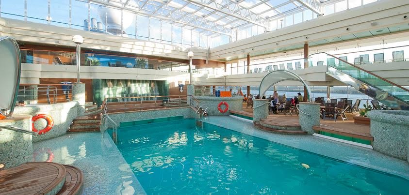Piscine du MSC Magnifica avec espace couvert