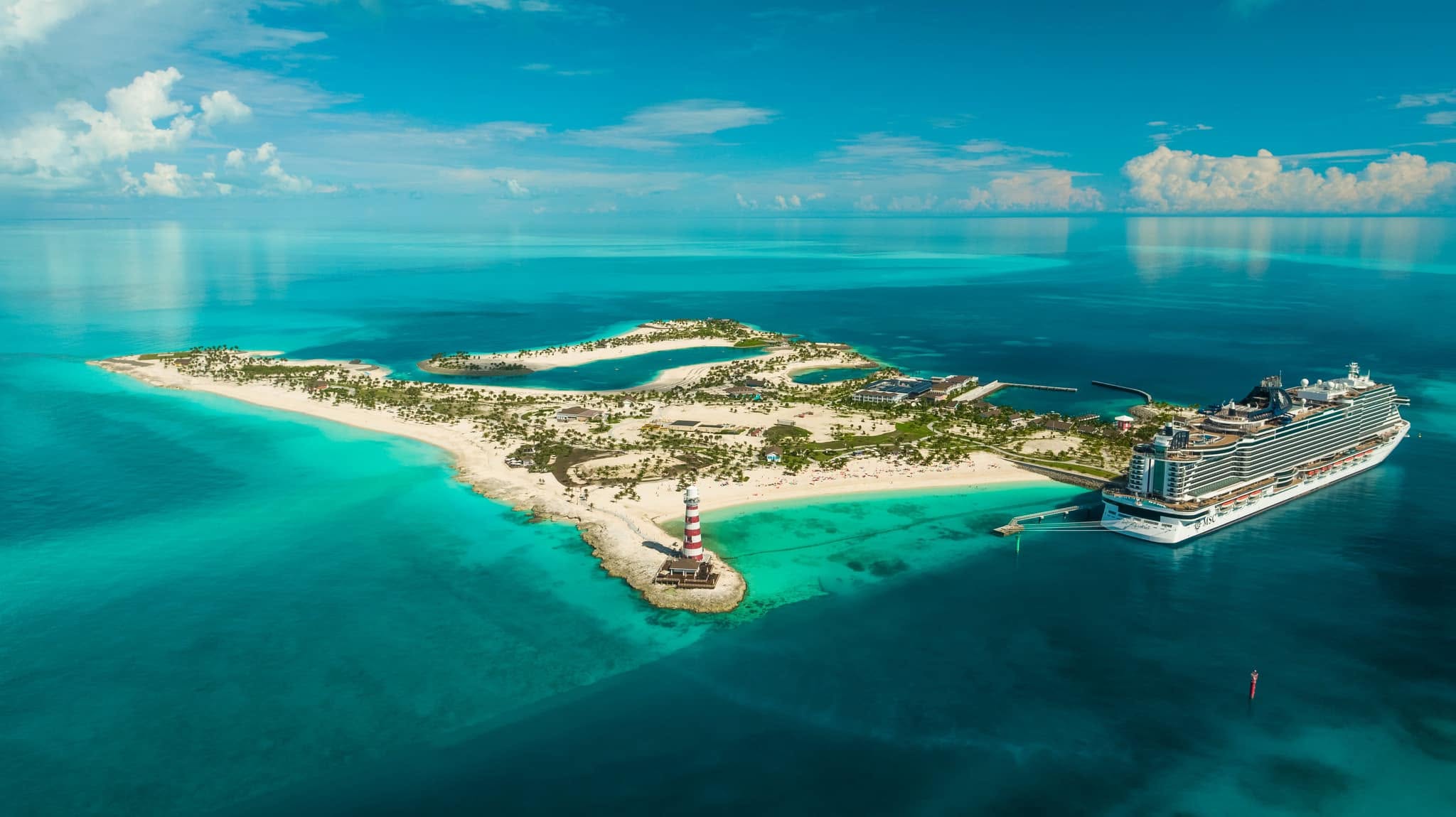 Ocean Cay MSC Marine Reserve aux Bahamas avec son phare et ses eaux turquoise