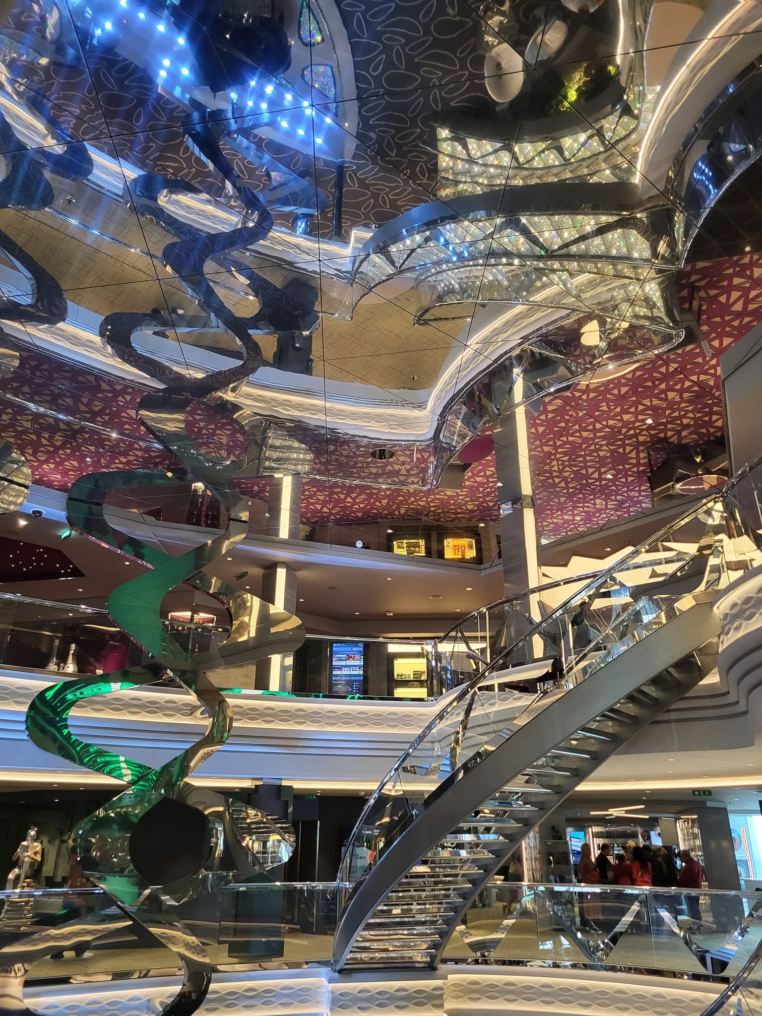 Atrium et escaliers du MSC Grandiosa