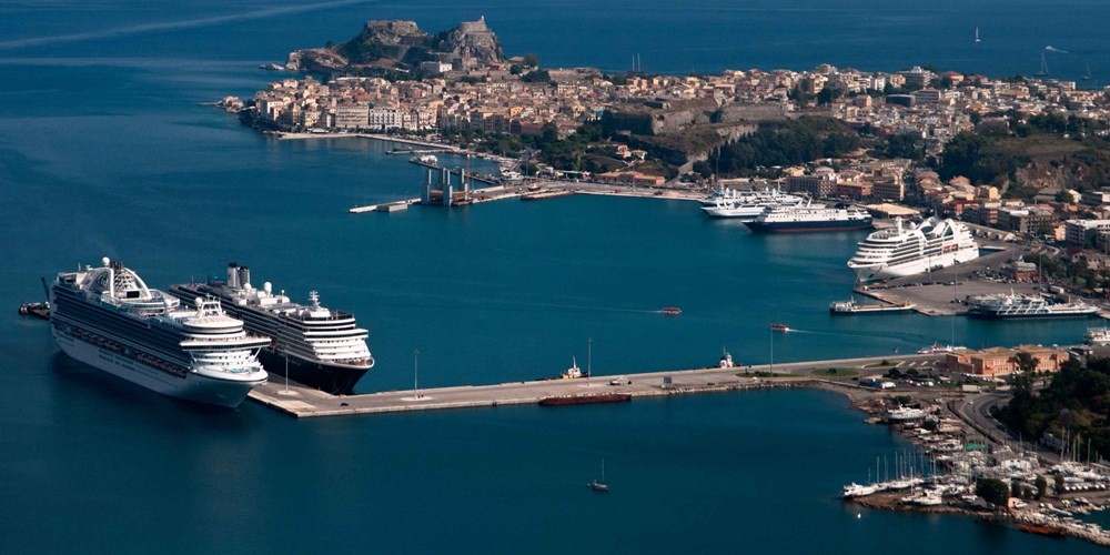 Port de Corfou avec plusieurs navires de croisière et la vieille ville au loin