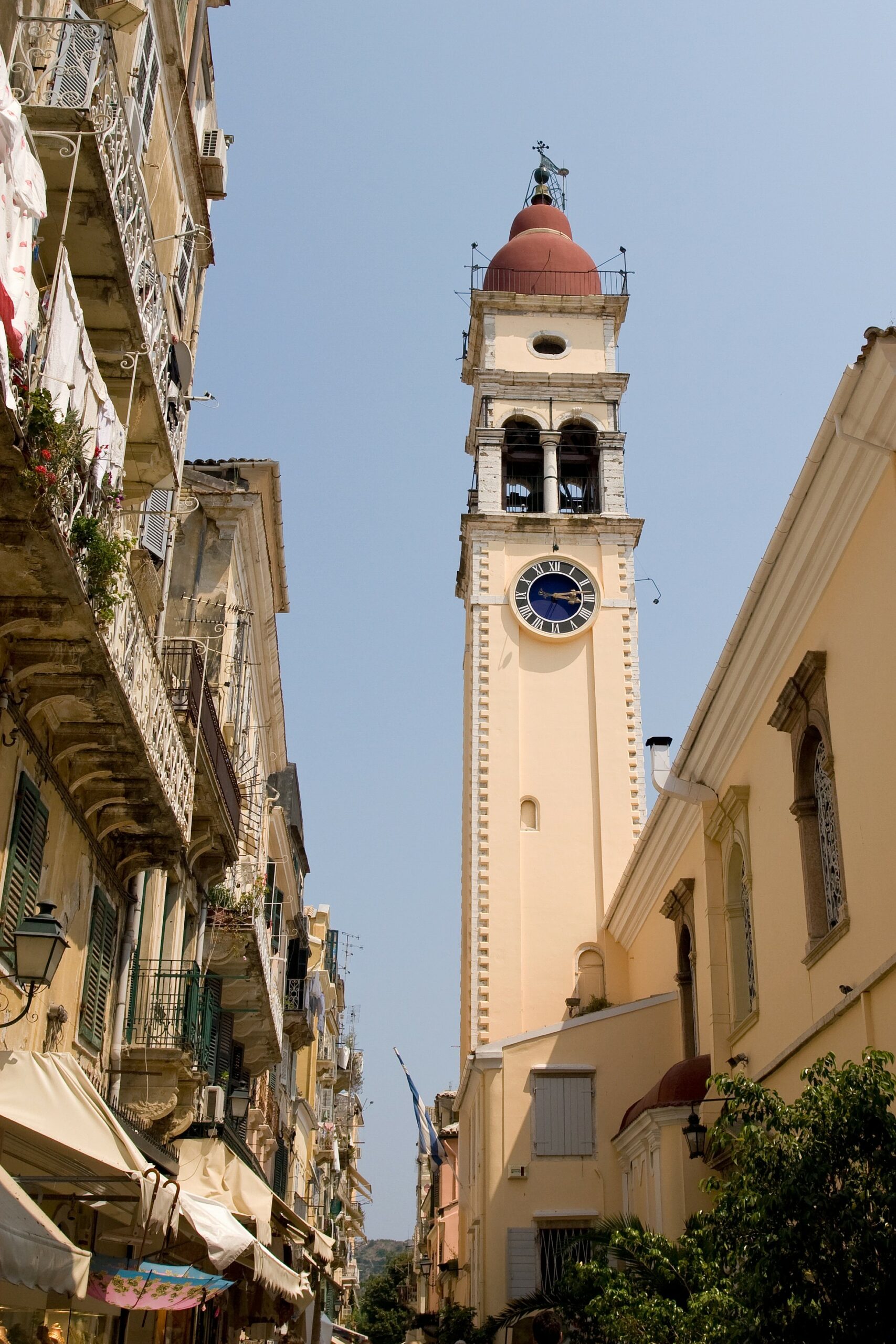 Clocher de l’église Saint-Spyridon dans la vieille ville de Corfou