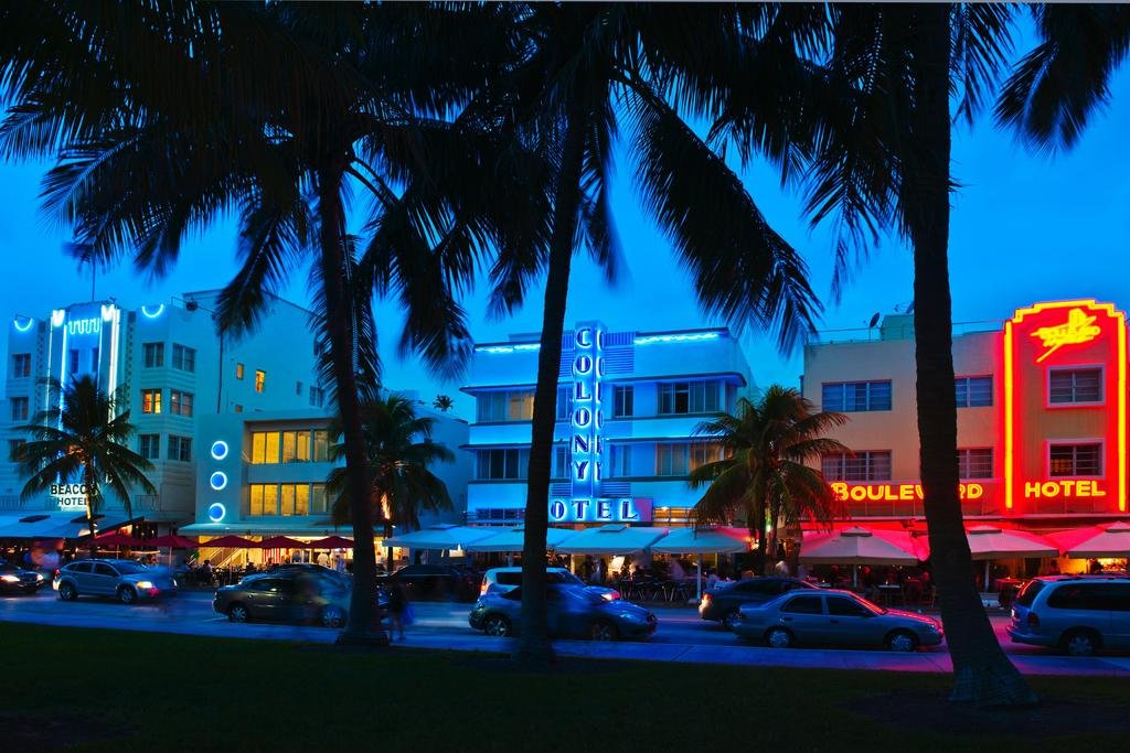 Hôtels Art déco illuminés sur Ocean Drive à South Beach