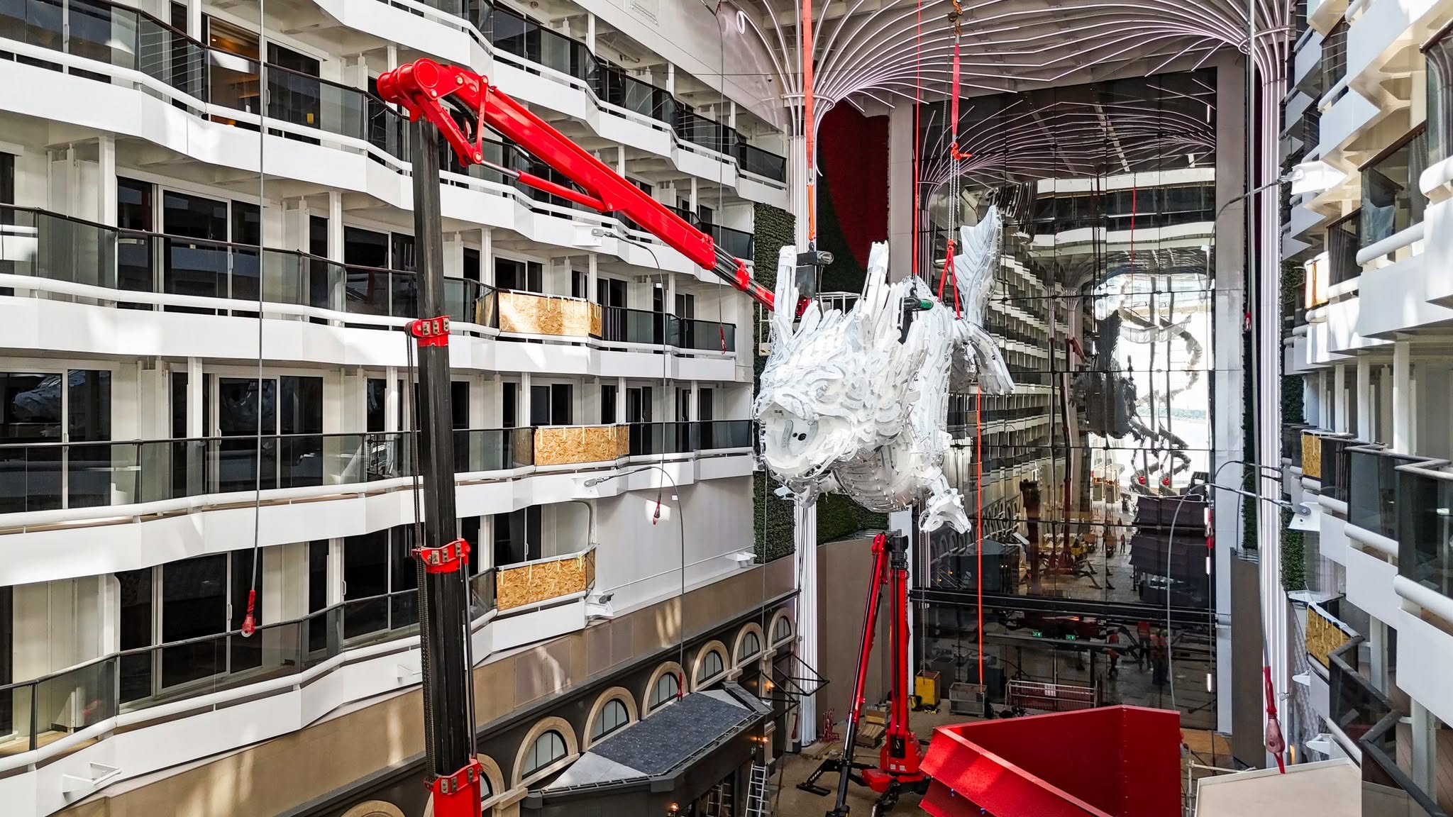 Installation du dragon monumental du MSC World Asia à Saint-Nazaire