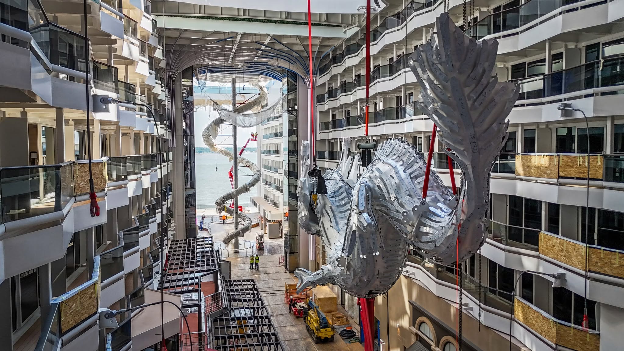Installation du dragon blanc nacré du MSC World Asia dans la World Promenade