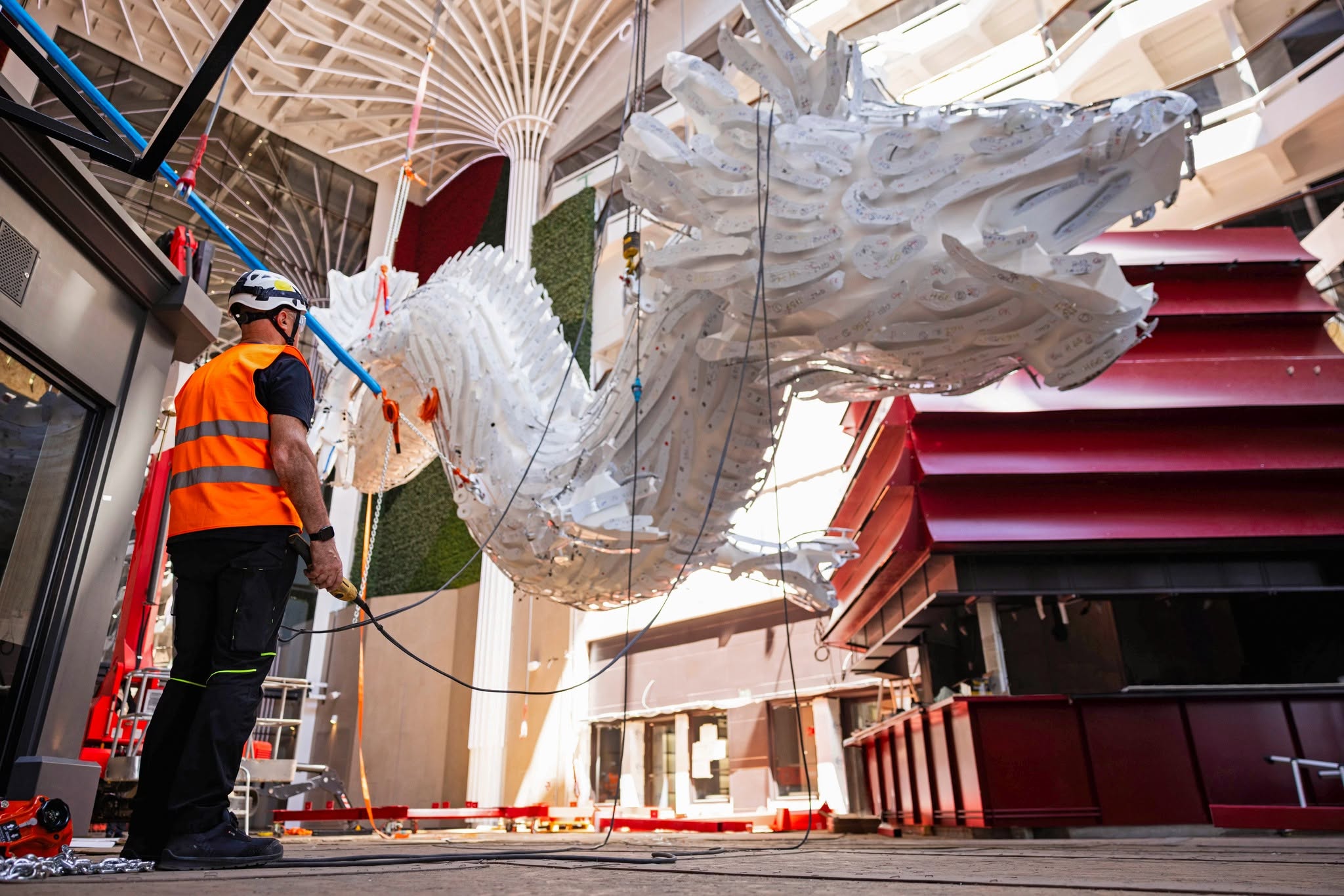 Dragon du MSC World Asia suspendu pendant son installation dans la World Promenade