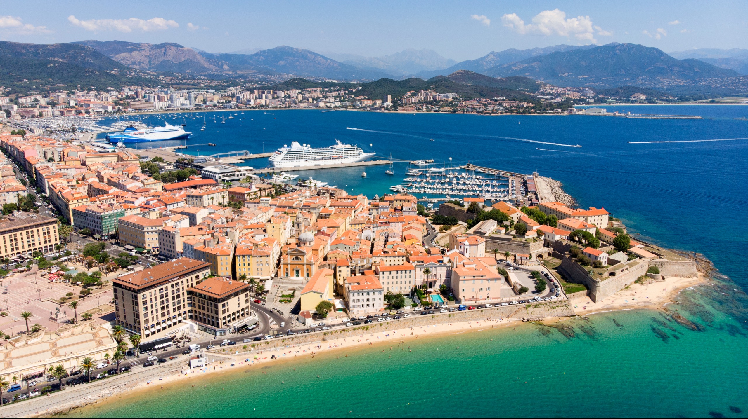 Vue panoramique d'Ajaccio et de son golfe depuis la mer
