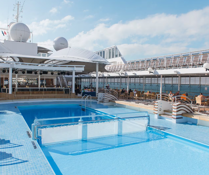 Piscine et pont extérieur du MSC Lirica