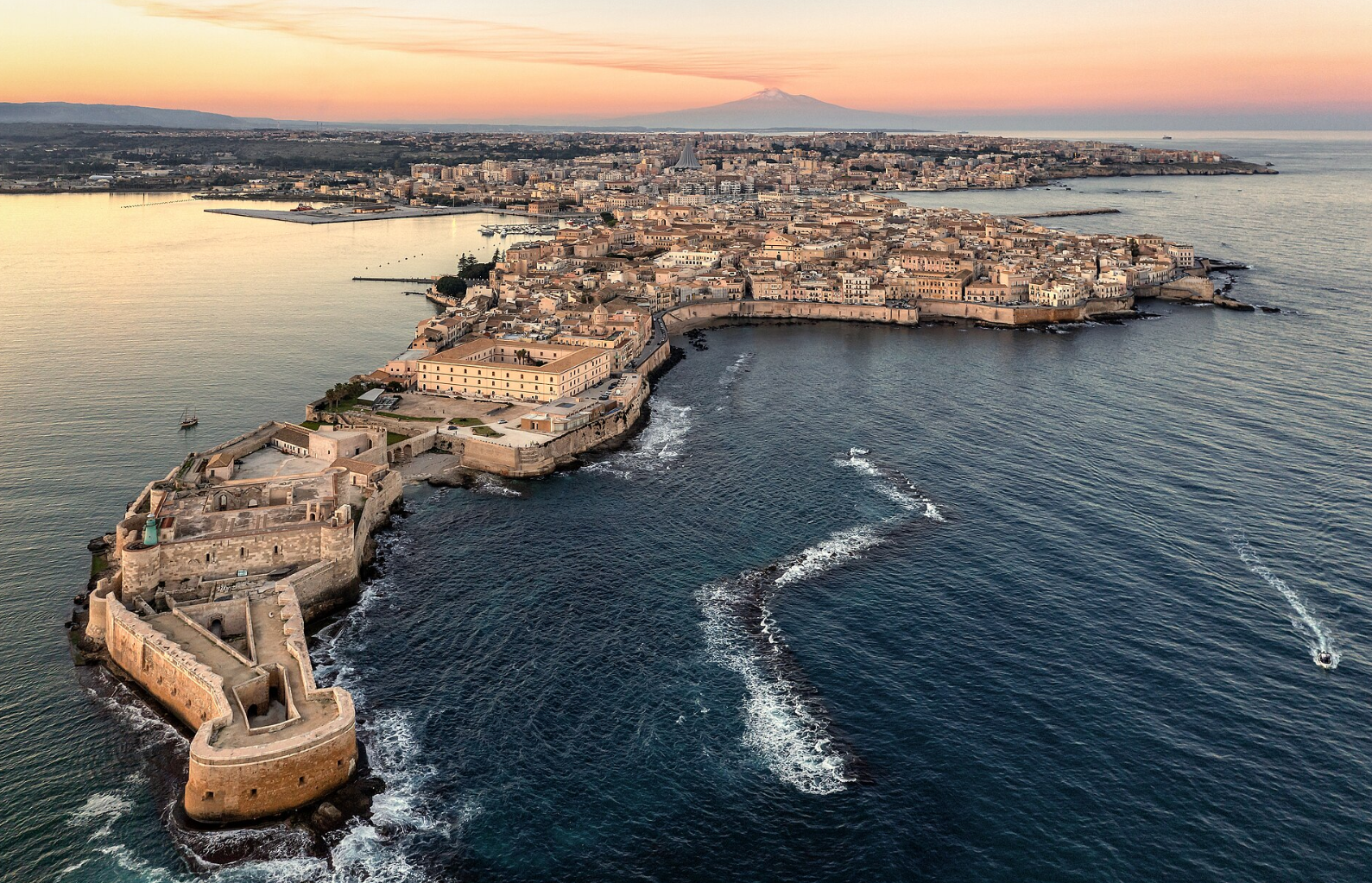 Vue panoramique d’Ortigia et du Grand Port de Syracuse en Sicile