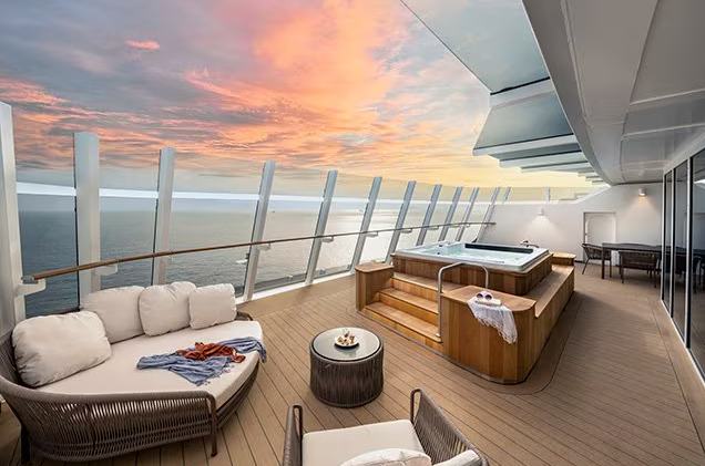 Terrasse d'une suite MSC Yacht Club avec bain à remous sur le MSC World Asia