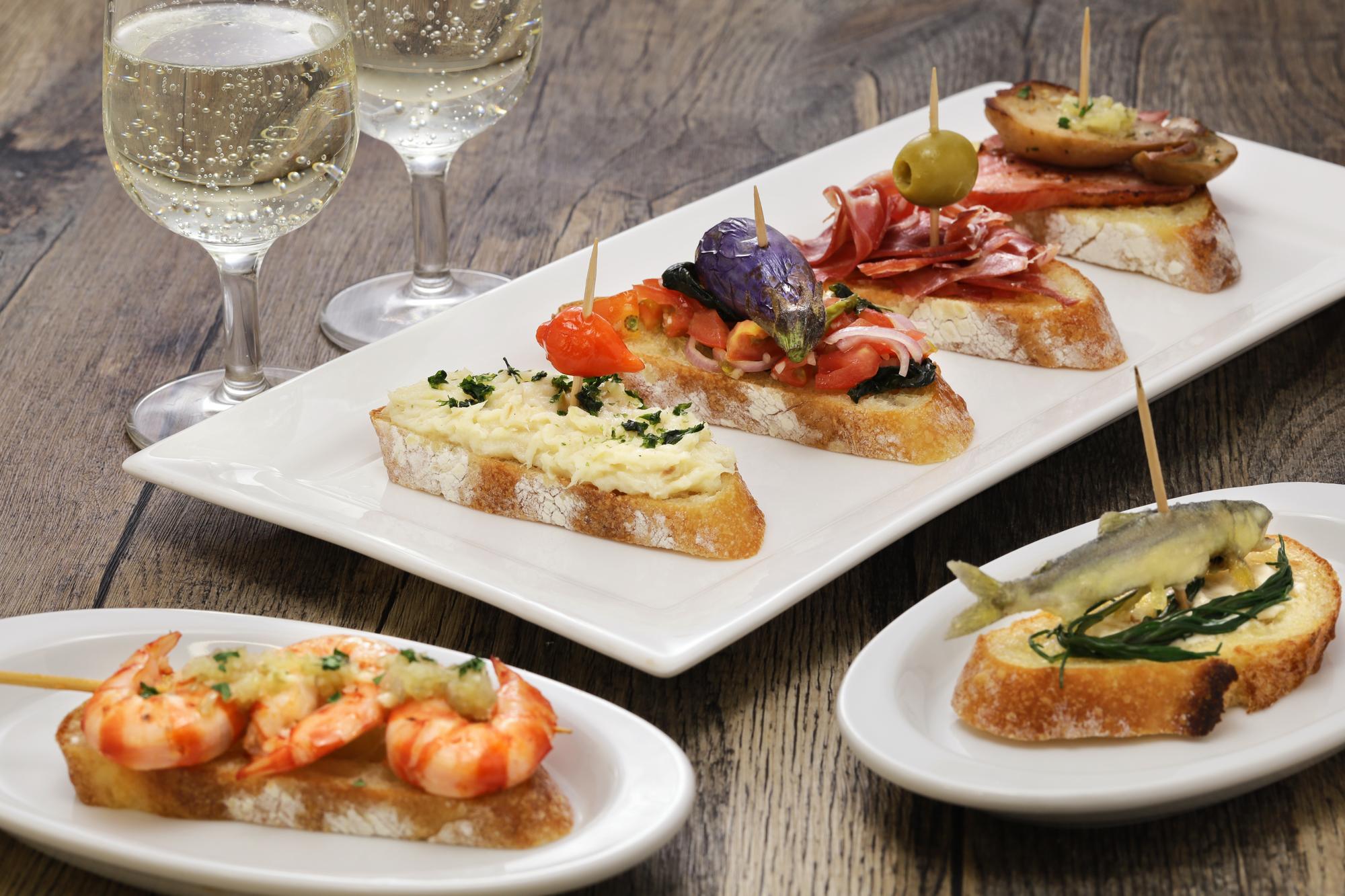 Cicchetti servis dans un bacaro vénitien