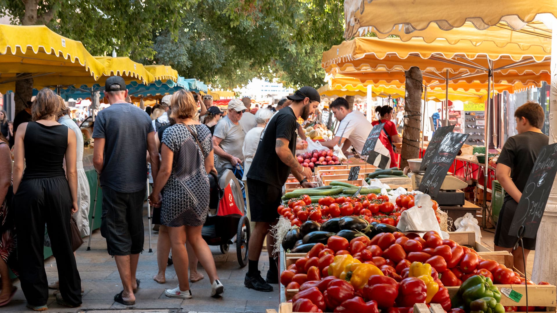 Marché provençal du Cours Lafayette dans le centre de Toulon