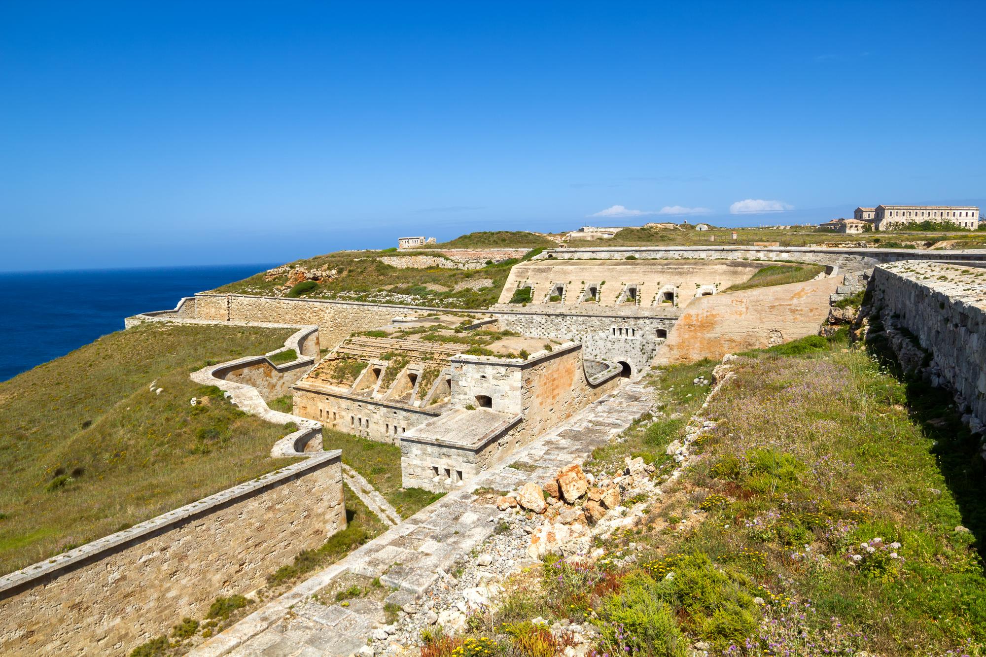 Forteresse de La Mola à l'entrée du port de Mahón