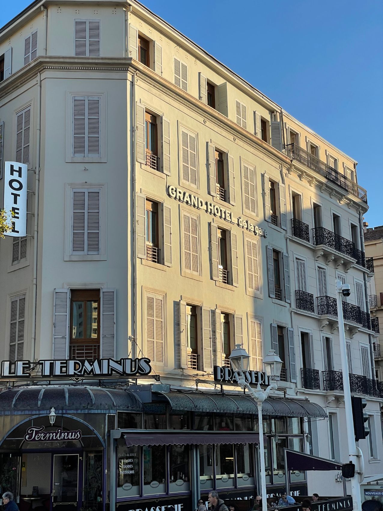 Grand Hôtel de la Gare Toulon face à la gare TGV