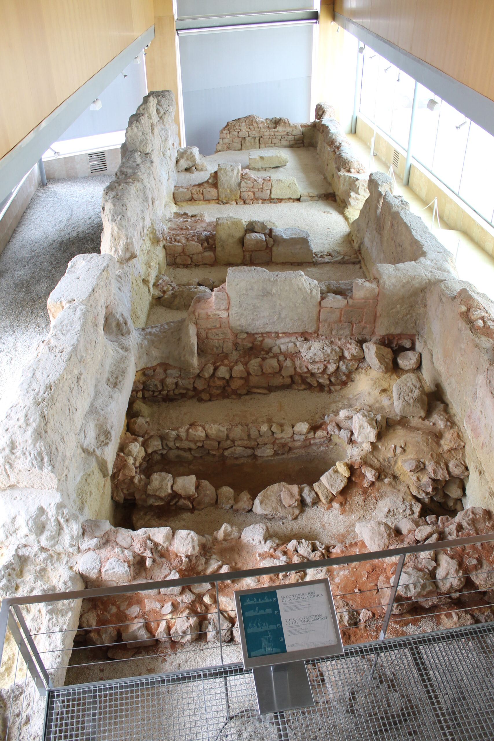 Vestiges de la muraille punique de Carthagène conservés dans le centre d'interprétation