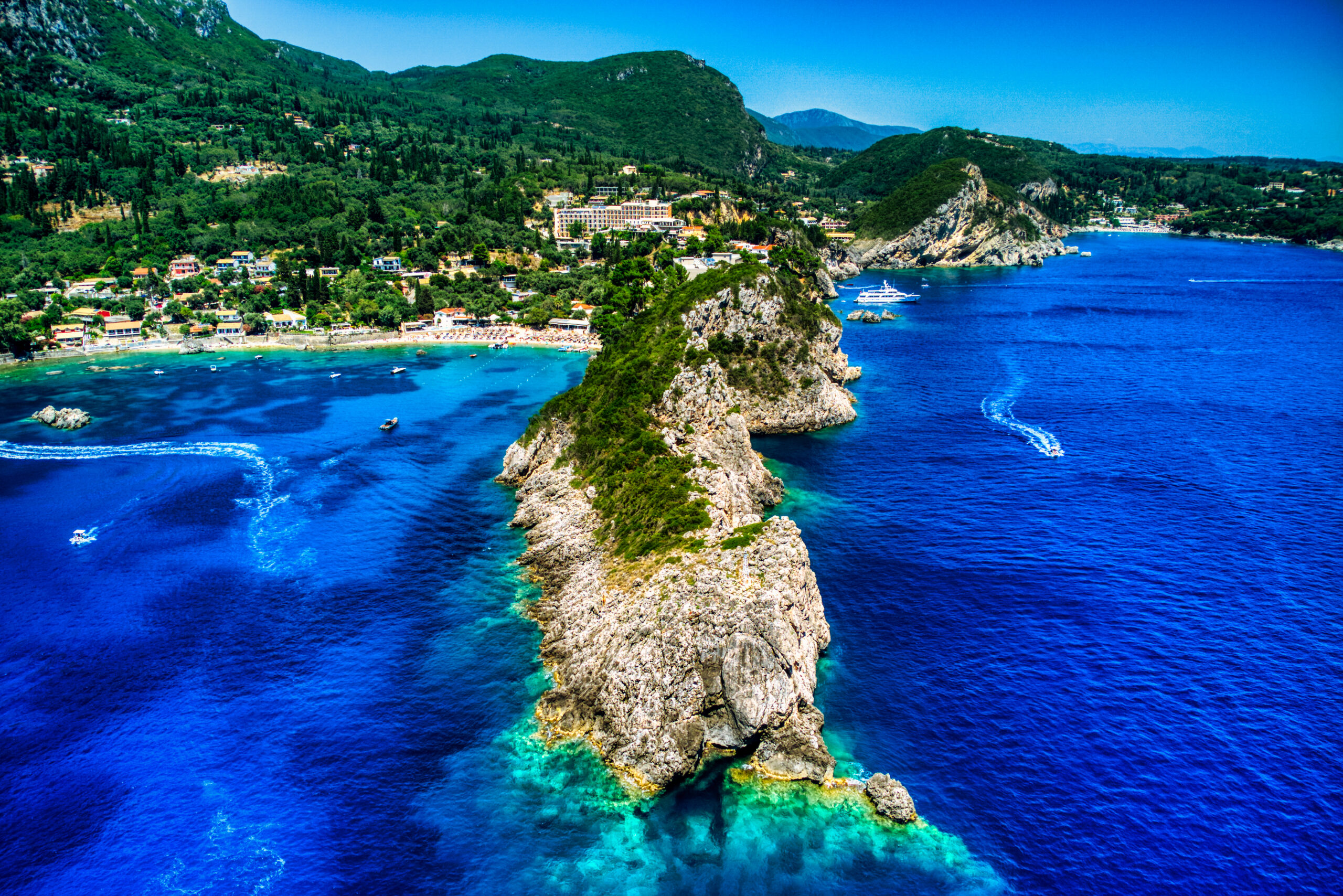 Baies turquoise de Paleokastritsa à Corfou