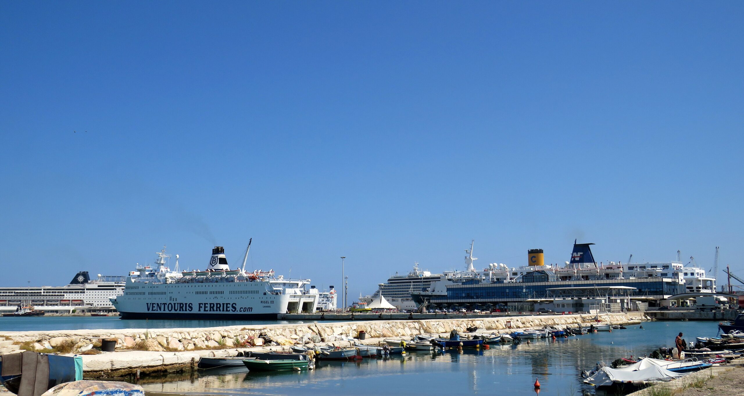Port de Bari avec ferries et terminal passagers