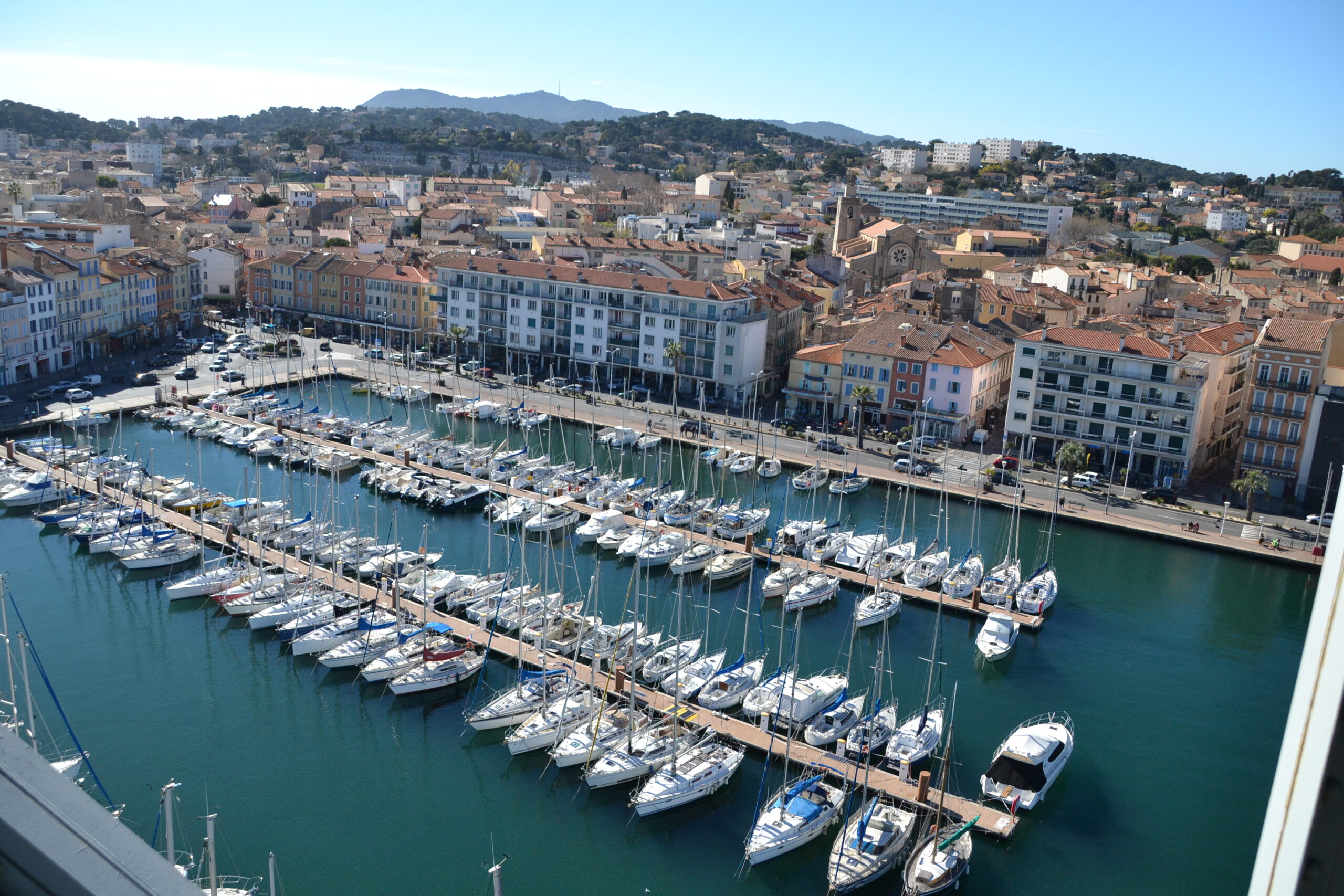 Port de La Seyne-sur-Mer dans la rade de Toulon
