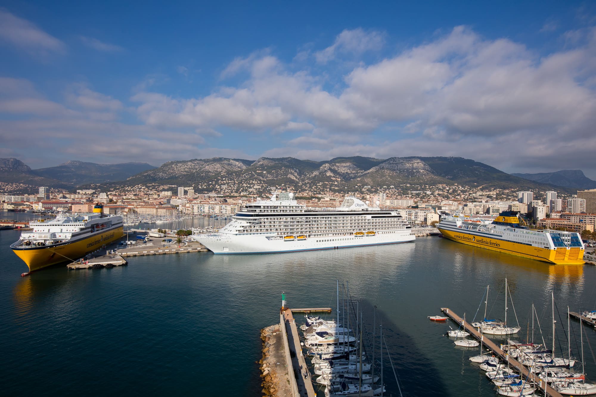 Rade de Toulon avec le port et les reliefs du Var