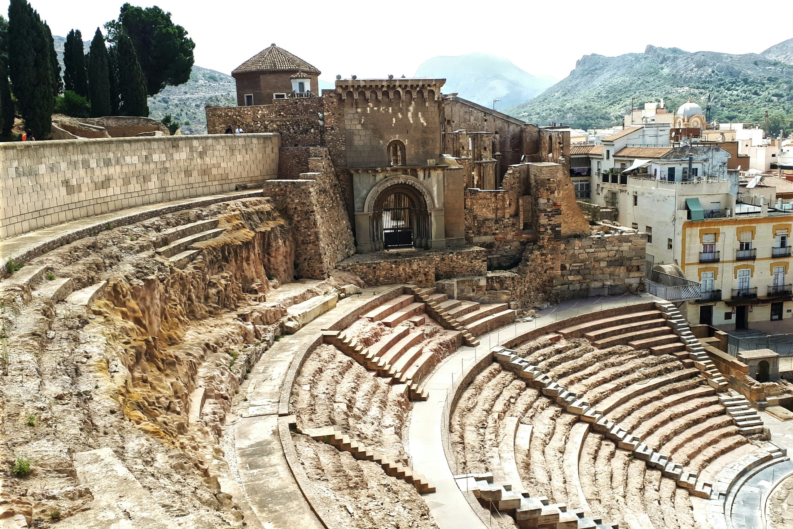 Gradins et vestiges du théâtre romain de Carthagène en Espagne