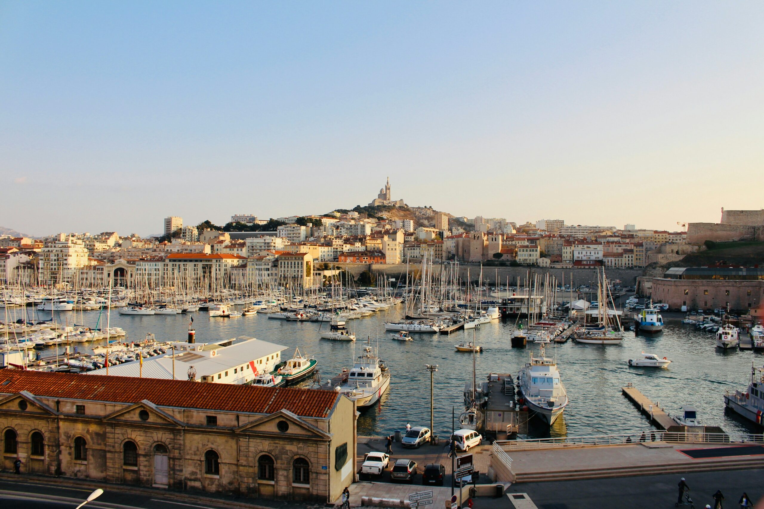 Vieux-Port de Marseille avec les bateaux et le centre-ville