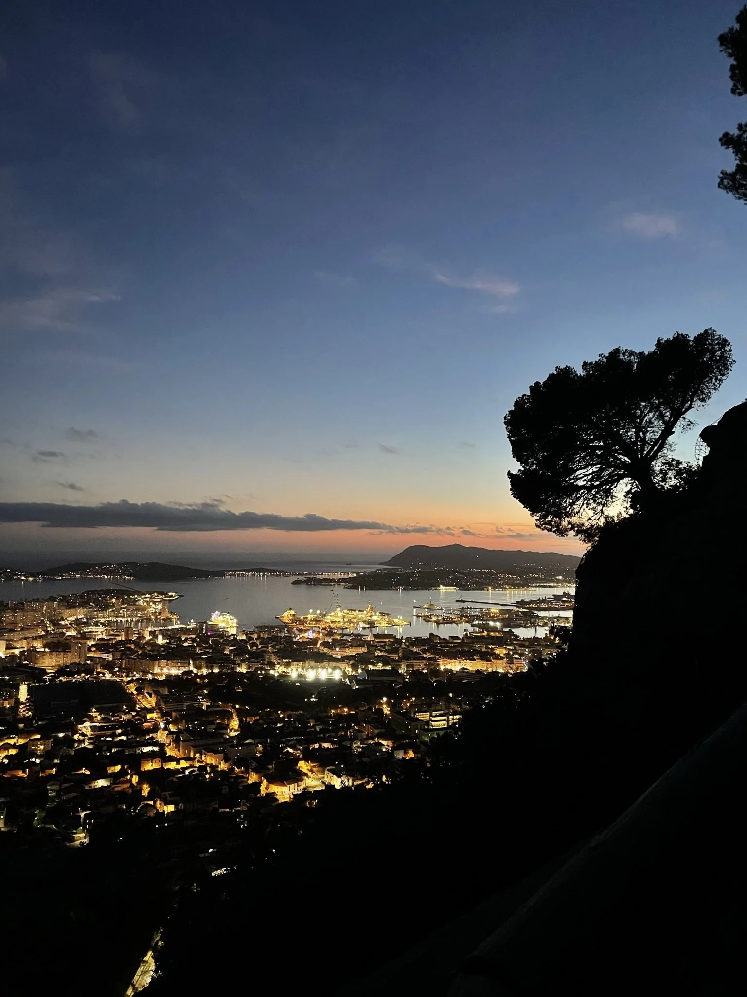 Vue panoramique sur Toulon et sa rade depuis le Mont Faron
