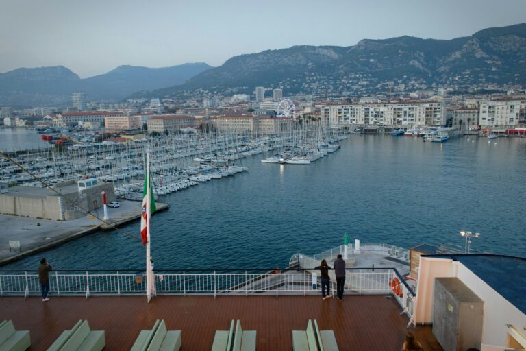 Vue panoramique de Toulon, de son port et de la rade en Méditerranée