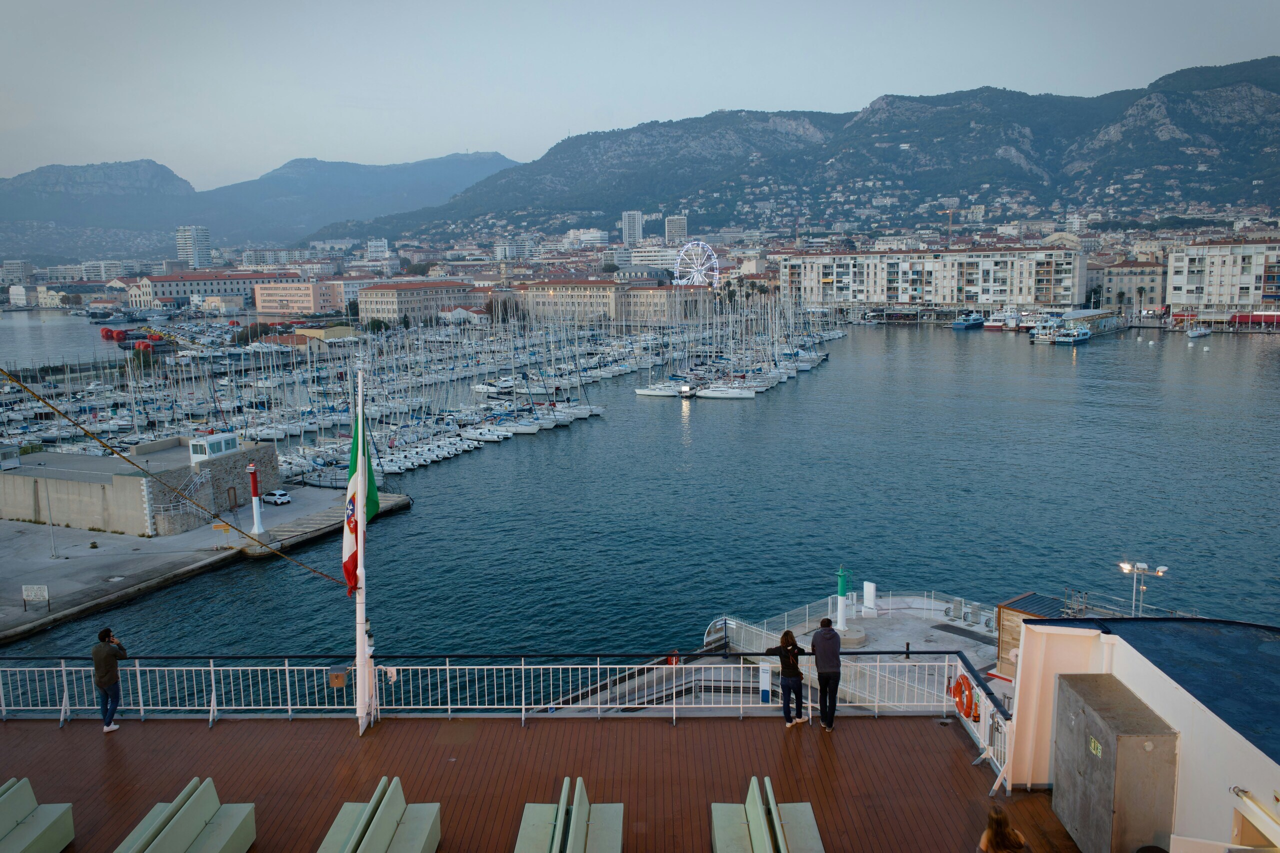 Vue panoramique de Toulon, de son port et de la rade en Méditerranée