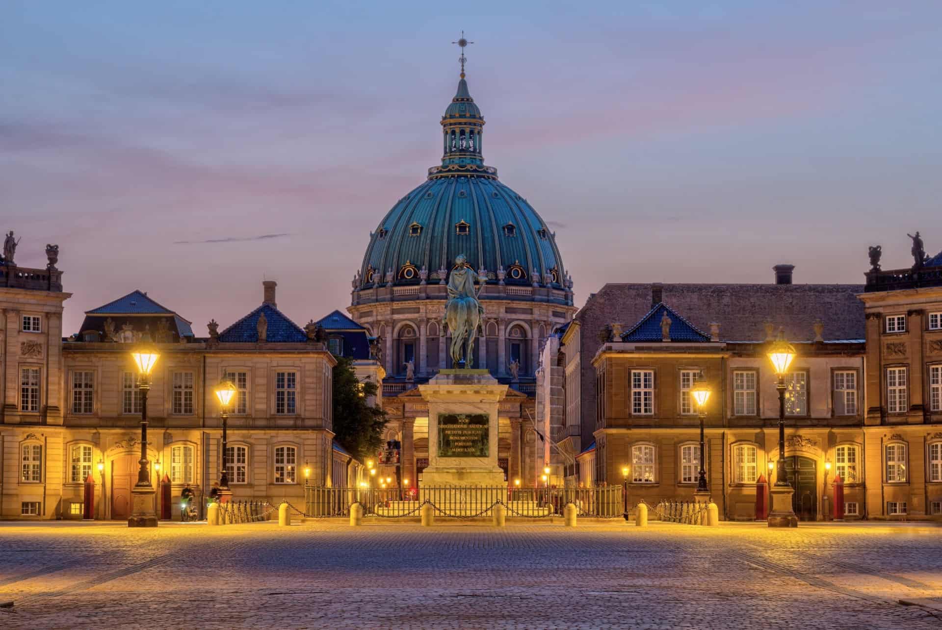 Palais d'Amalienborg illuminé de nuit à Copenhague