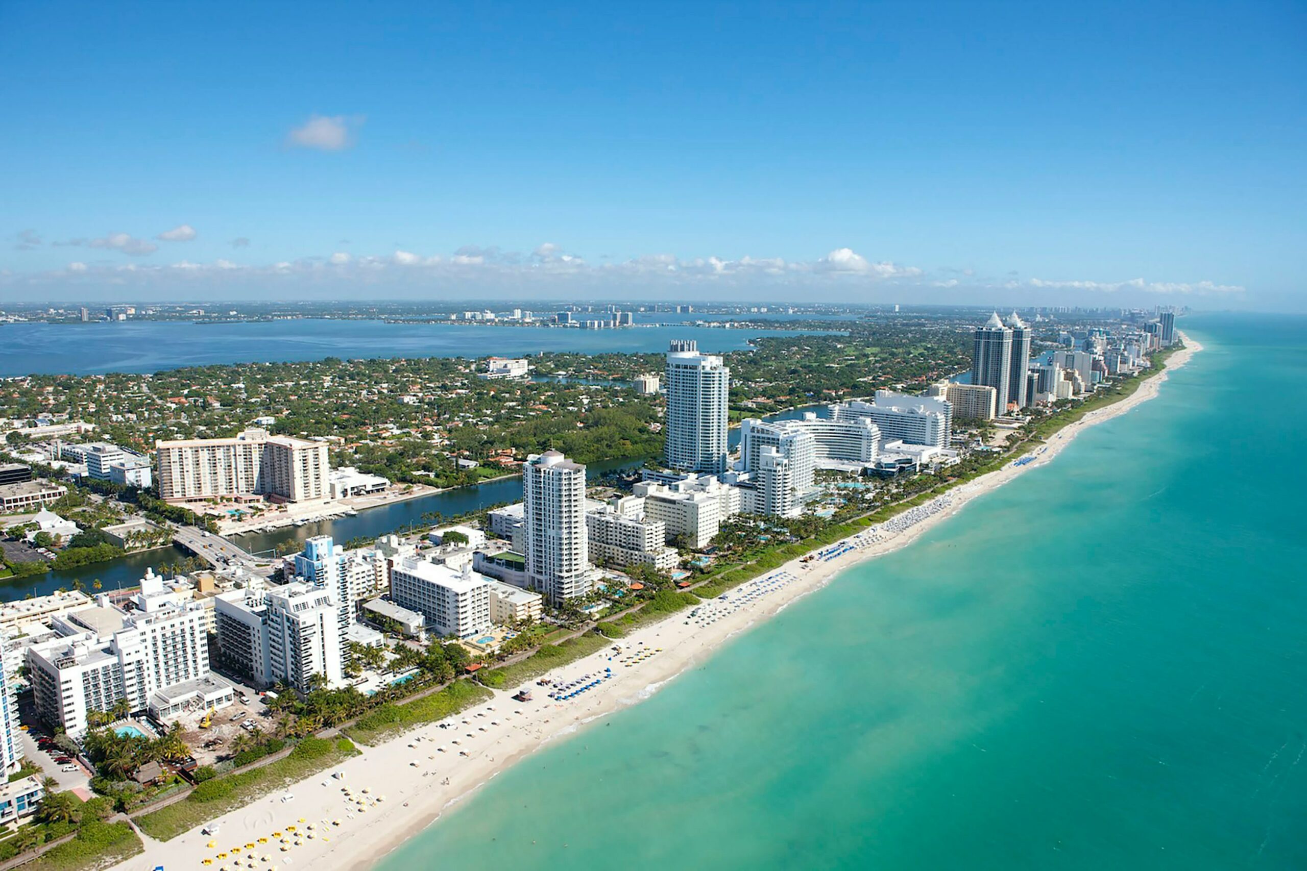 Vue aérienne de Miami Beach et de sa longue plage face à l’océan
