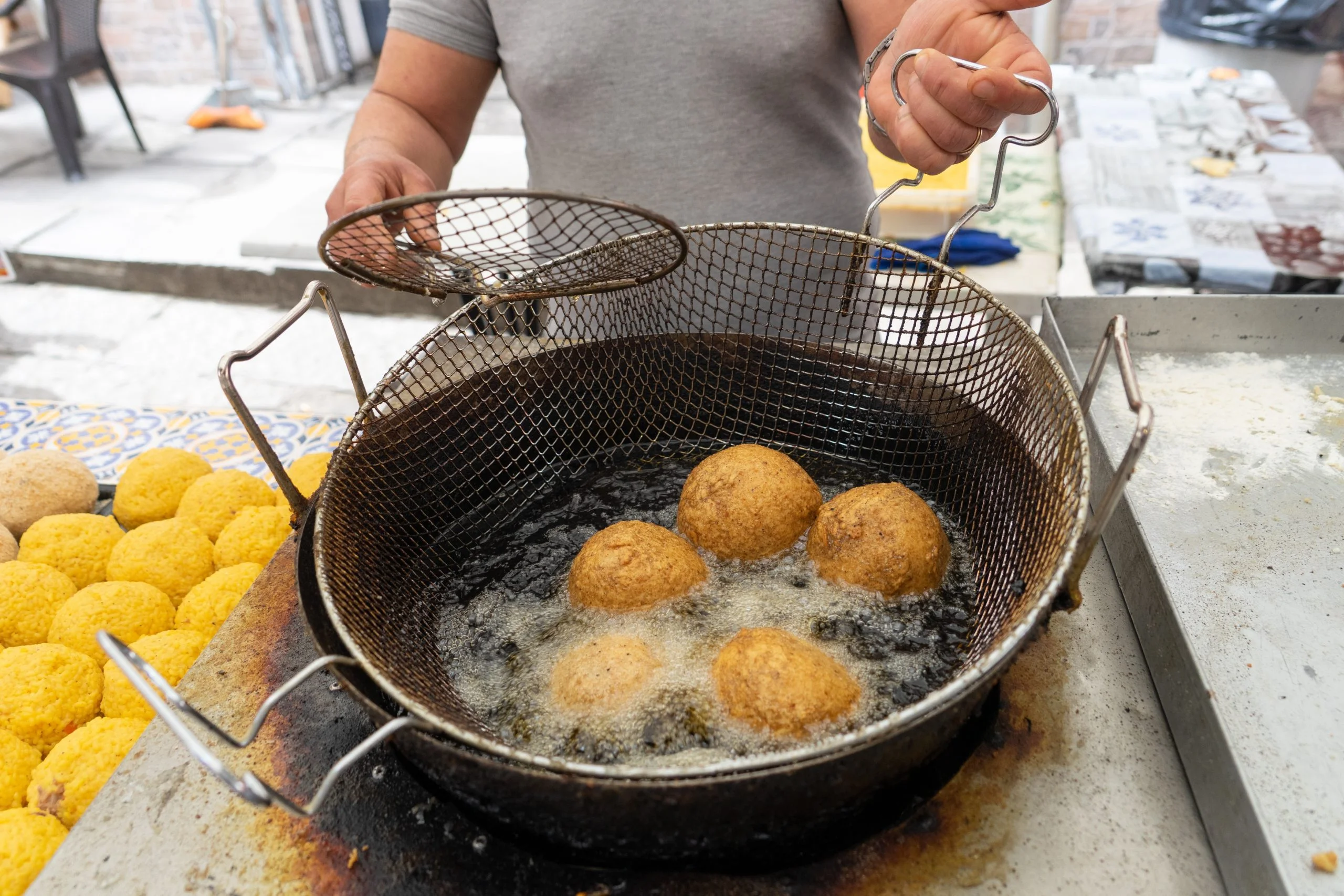 Arancino sicilien à goûter pendant une escale à Syracuse