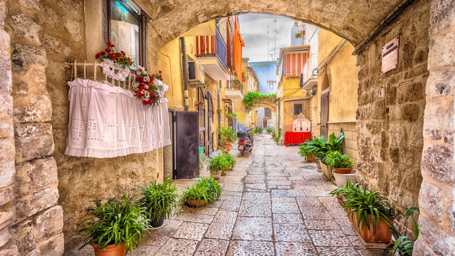 Ruelle pavée et habitée de Bari Vecchia