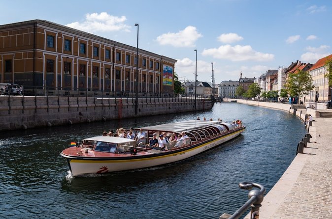 Bateau touristique naviguant sur les canaux de Copenhague