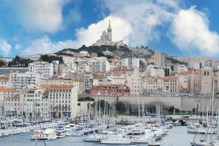 Vue de Marseille et de son port avant un départ en croisière