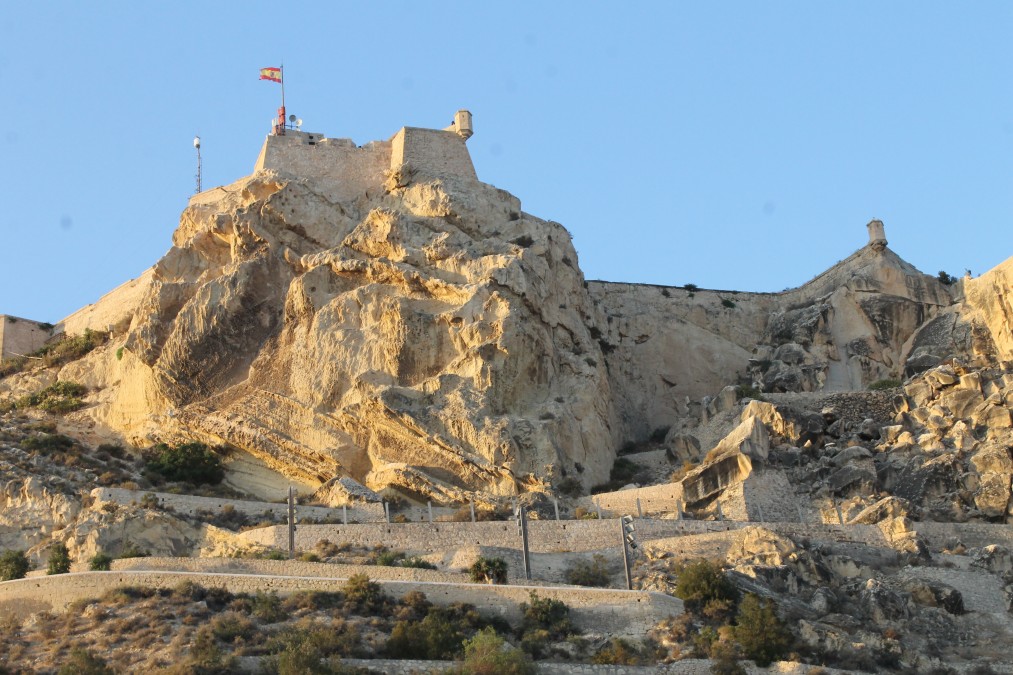 Château de Santa Bárbara dominant Alicante et la Méditerranée