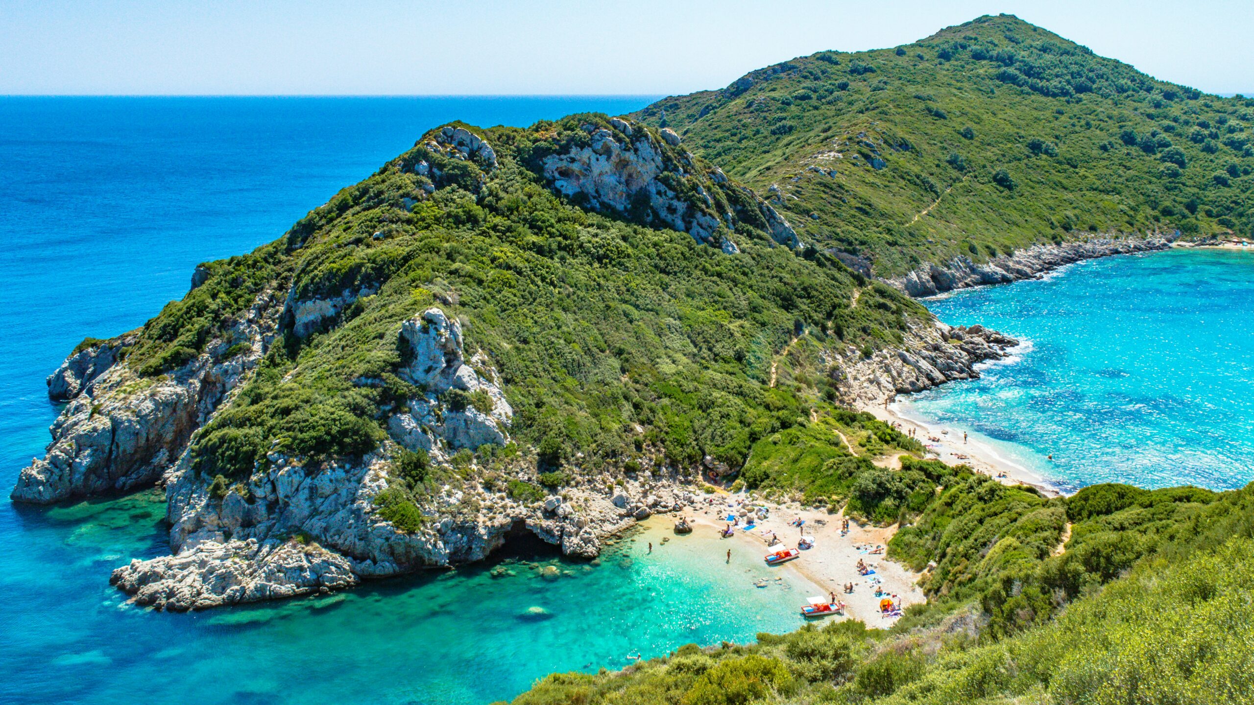 Côte verdoyante de Corfou et criques aux eaux turquoise