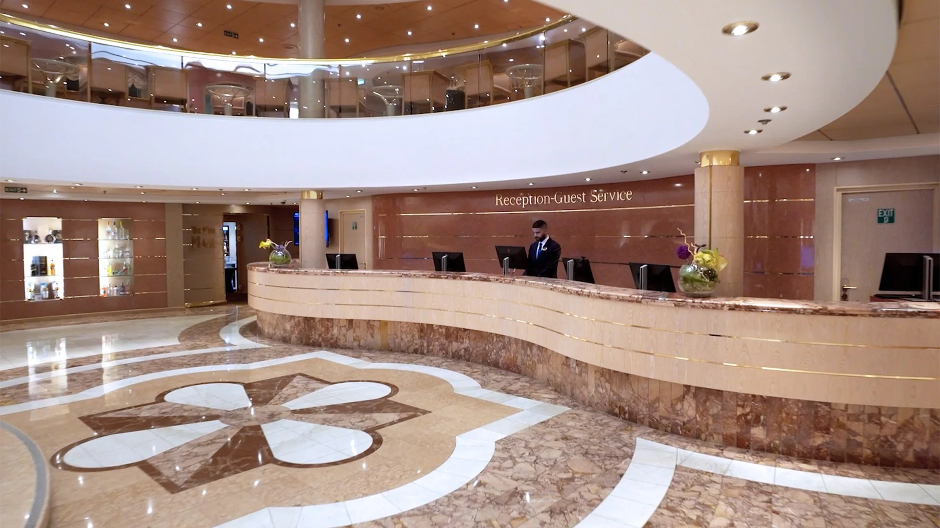Foyer lumineux et espace intérieur du MSC Lirica